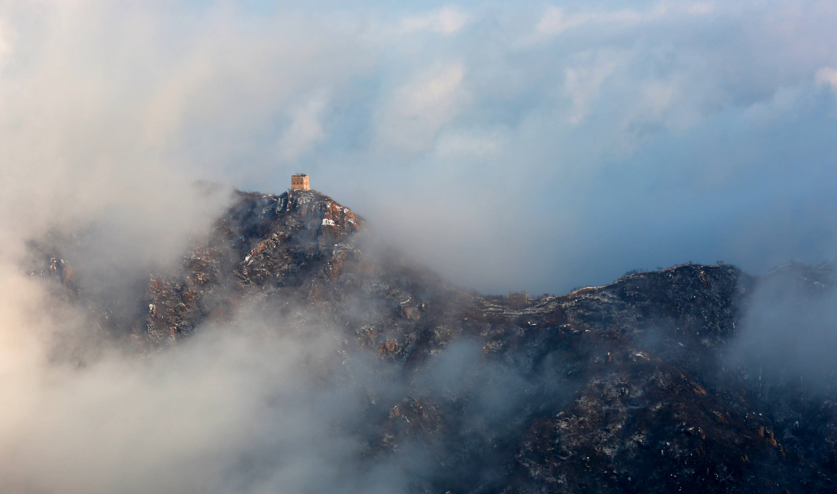 2020年11月21日雪后长城美11月21日拍摄的北京怀柔慕田峪长城雪景