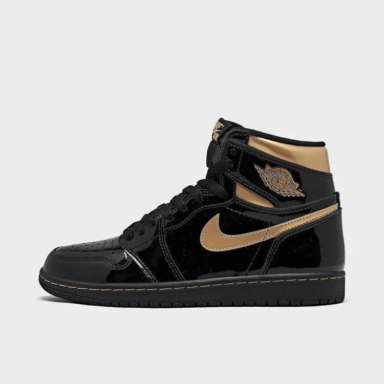 金色 swoosh 与鞋帮上的金色飞翼 logo 交相呼应,形成强烈的视觉反差