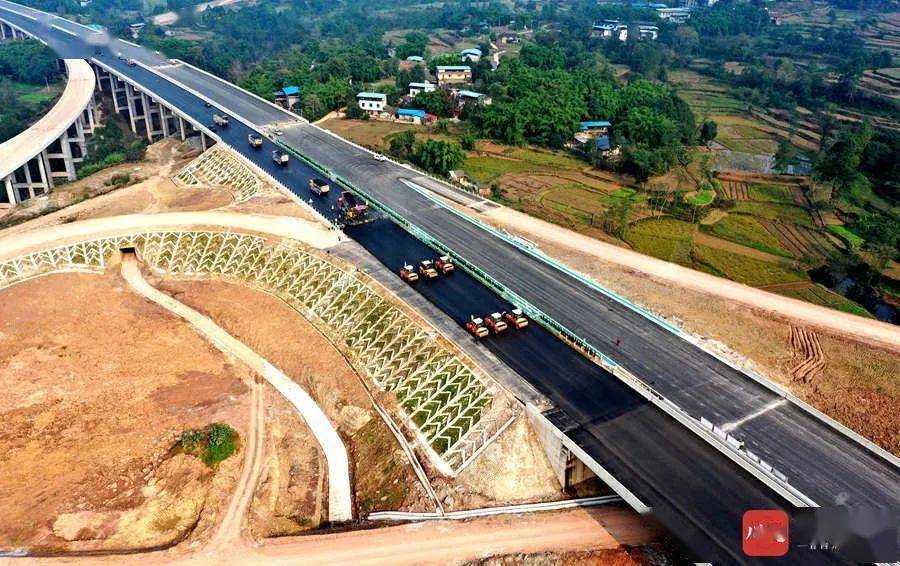 作为成都到宜宾最快捷的高速公路大通道,成宜高速为双向六车道,设计