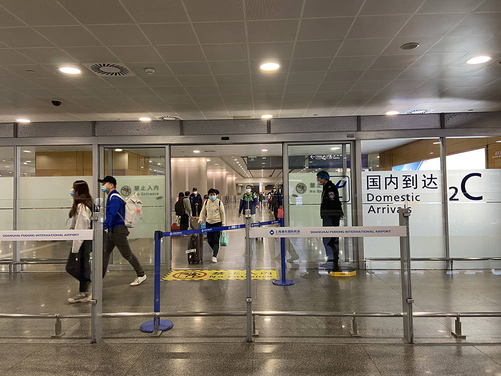 多图直击浦东机场:旅客们体验如何?工作人员们在忙什么?