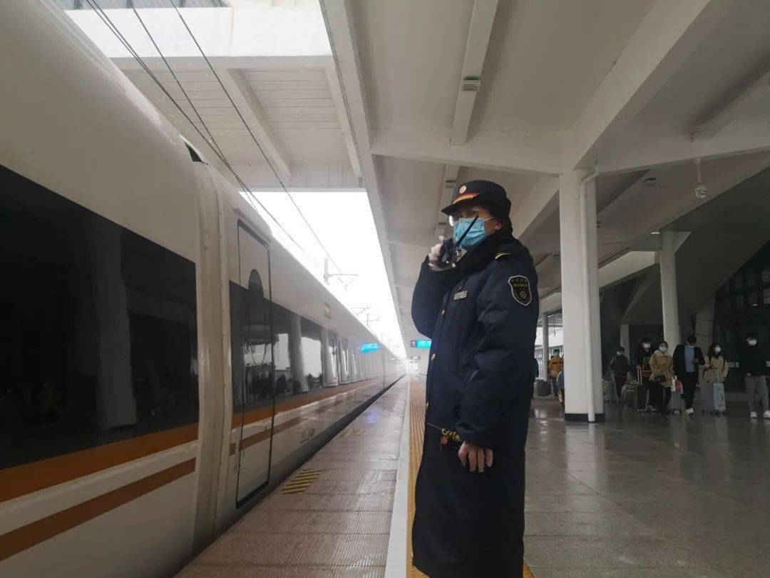 去往金华南的g1881次列车晚点约30分钟阜阳西高铁站有三趟列车晚点:去