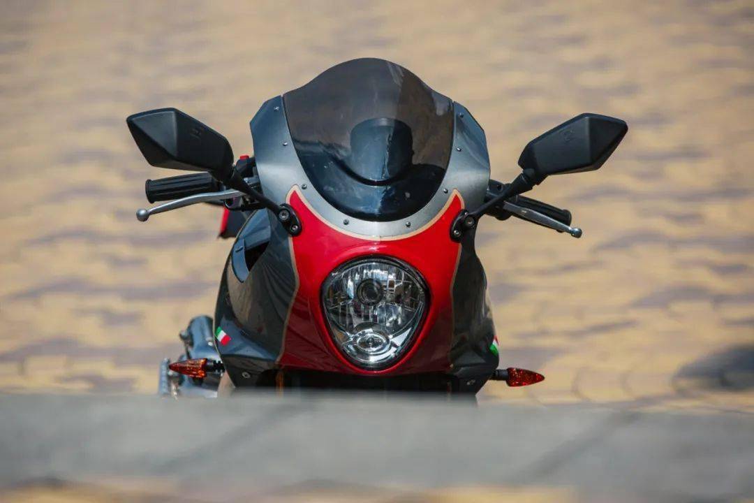 而如果它是一辆纯粹的café racer复古