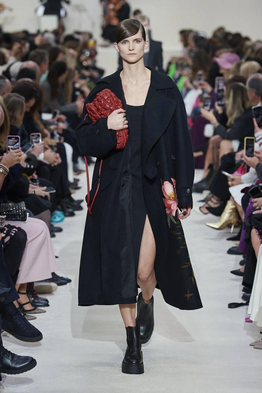 黑色大衣这样穿就很酷,这些时髦穿法都给你!