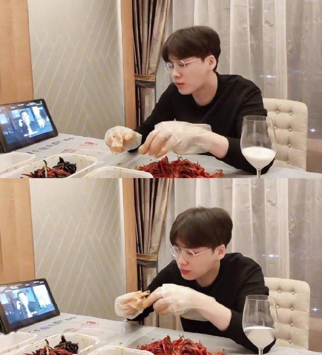 李易峰空降直播吃虾追剧精致隐秘人喝豆奶也要用高脚杯
