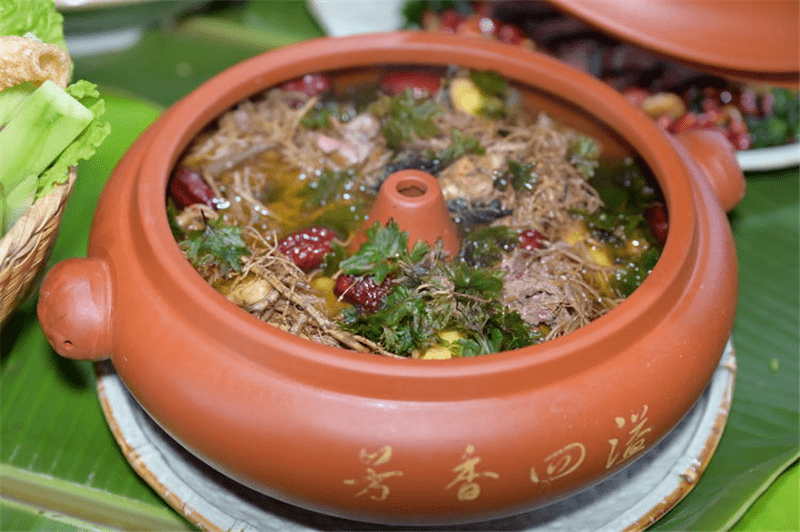 使用回心草炖猪心,鸡肉和文山三七根,滋味丰富,在家的感觉真好.