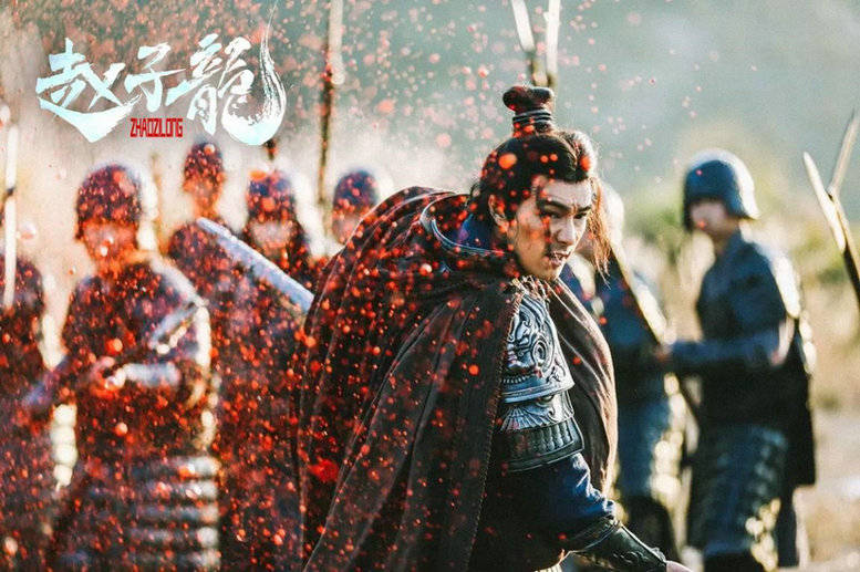 画面中,武神赵子龙(贺军翔饰)身穿盔甲,手持长枪,他的脸上有一些战斗