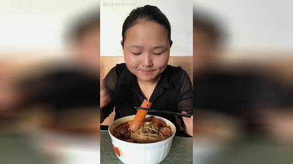 大脸妹格格开吃了今晚自己做米粉吃再加两个荷包蛋