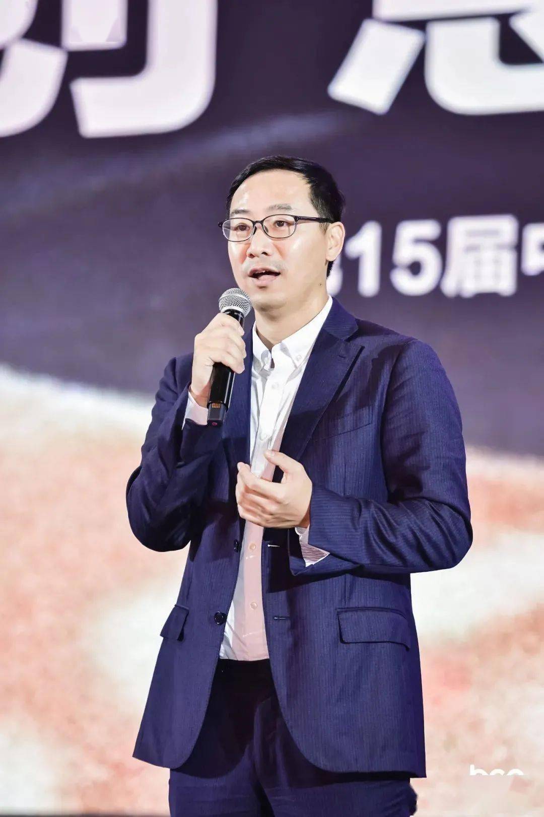 助理出版人兼主编黄芸时尚集团财务副总裁韩德成为金榜致辞活动当晚