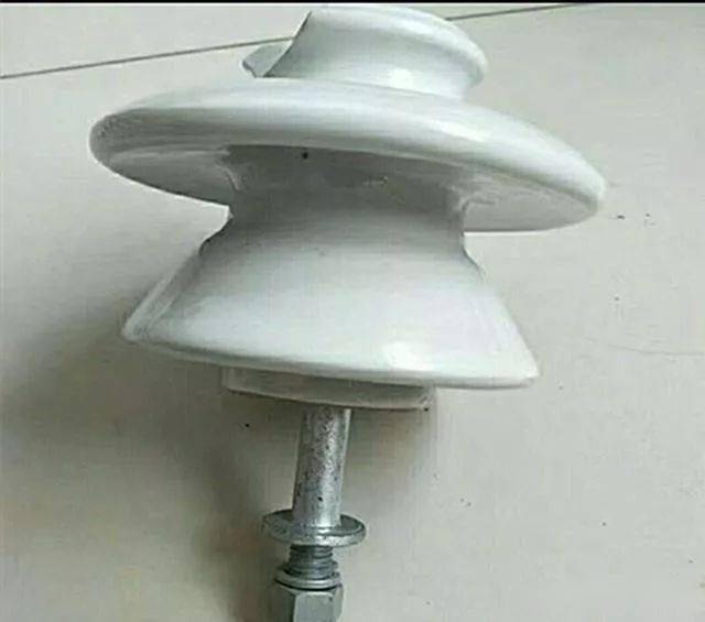 高压线是用绝缘瓷瓶和铁塔隔离的,那下雨时瓷瓶上有了水,为什么不漏电