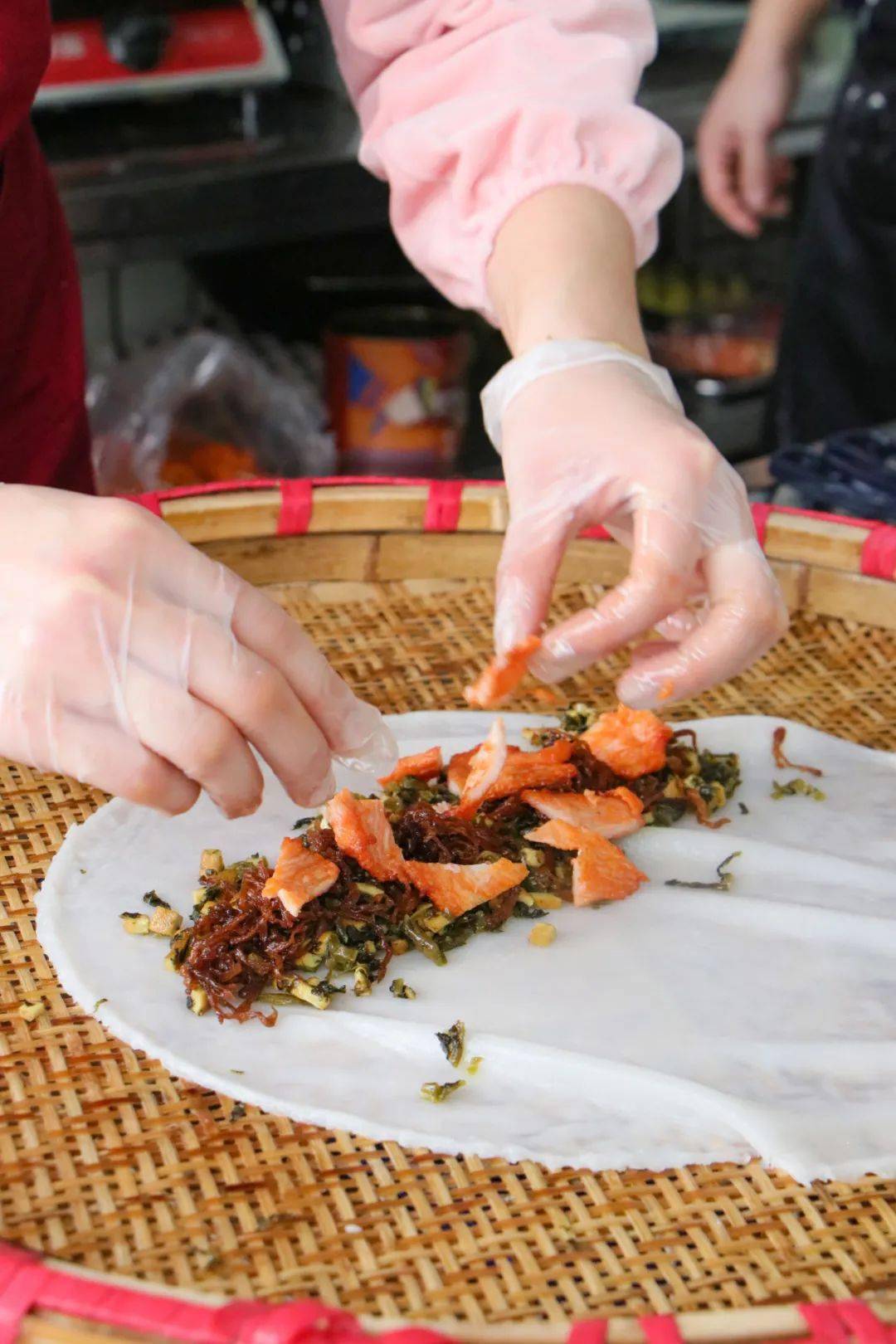 一滚一裹,圆乎乎的一个藤羹就能上手了,看这里面的料着实不少!