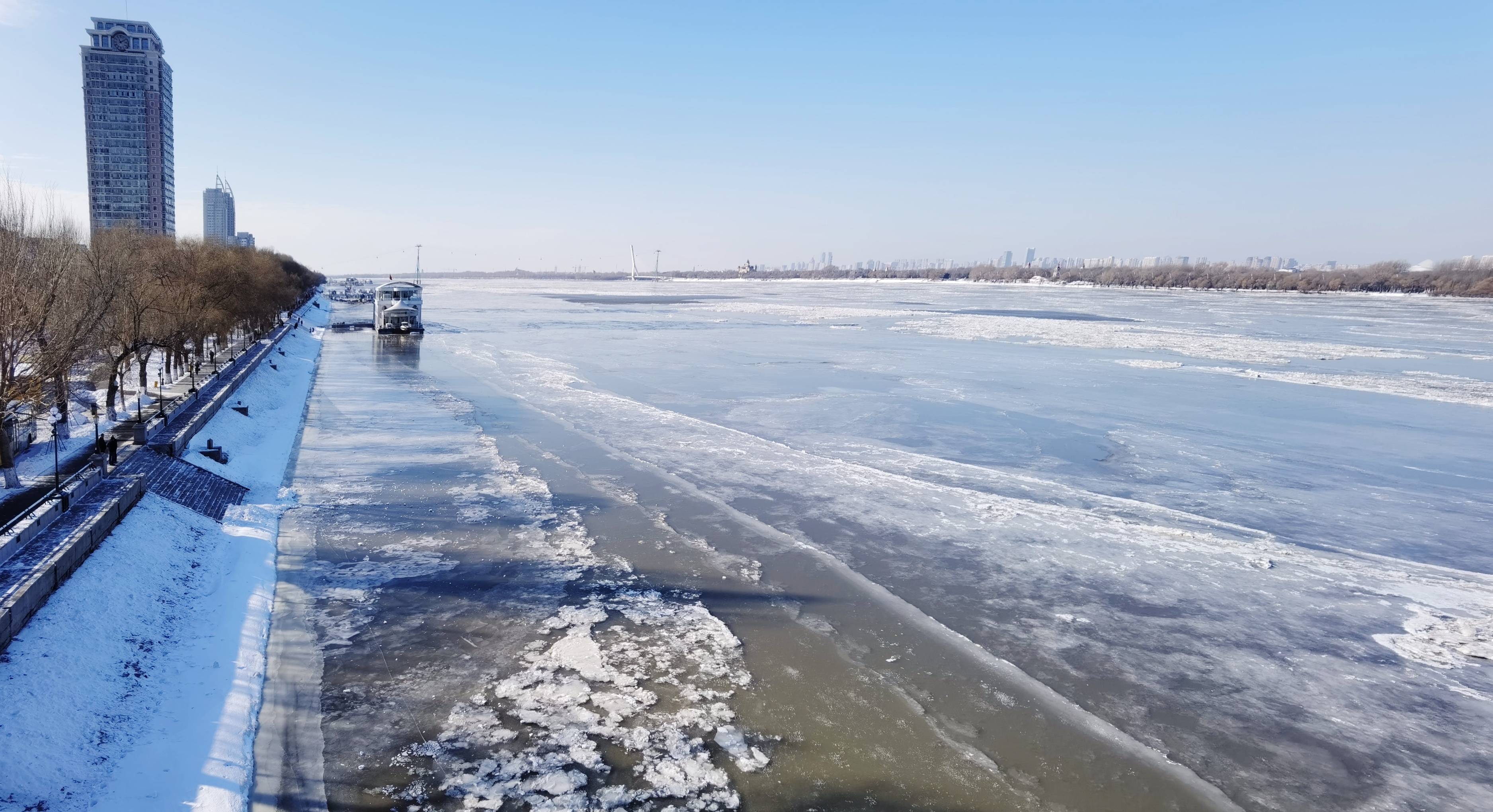 壮观松花江上跑冰排