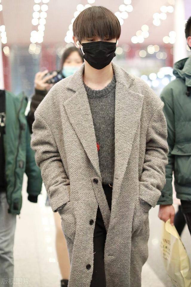 时代少年团丁程鑫现身机场,灰色系穿搭温暖帅气十足