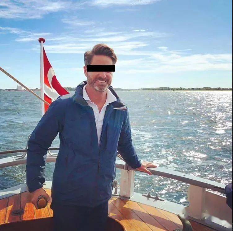 男子在派出所痛哭流涕高鼻梁蓝眼睛金发外国女友竟然是