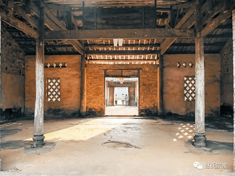 首先我们先来看看这个中国古代房屋的结构,之前的房子和现今相比较