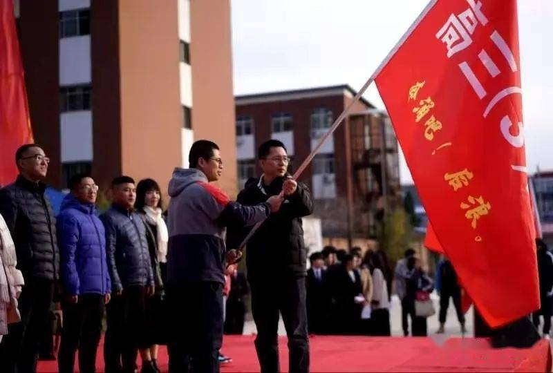 奔涌吧后浪文安二中举行高考誓师及成人礼大会