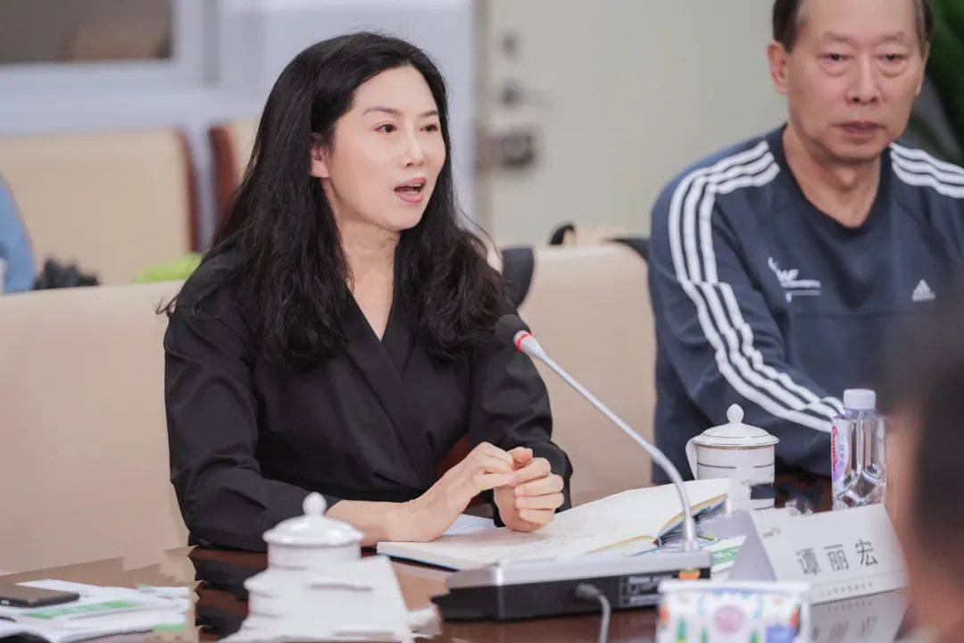 图10 深圳体育运动学校党委书记谭丽宏会议第二部分:由专家纷纷发言