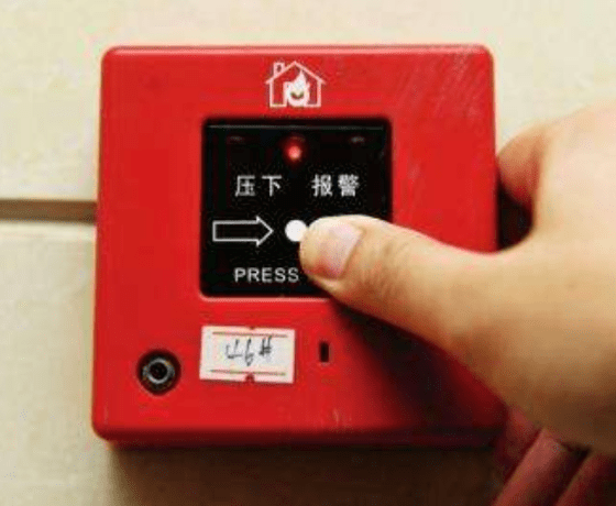 器二排右边是手动火灾报警装置通常按压3-5秒后警铃响起控制中心也会