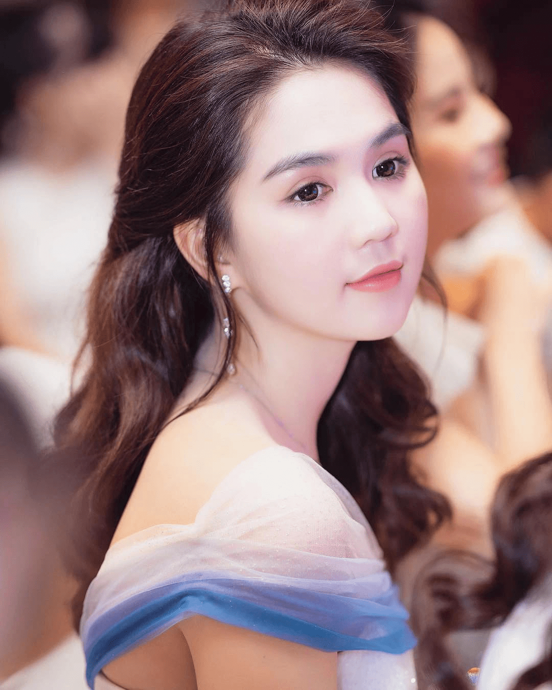 27岁越南赫本走红这张脸真是巧夺天工