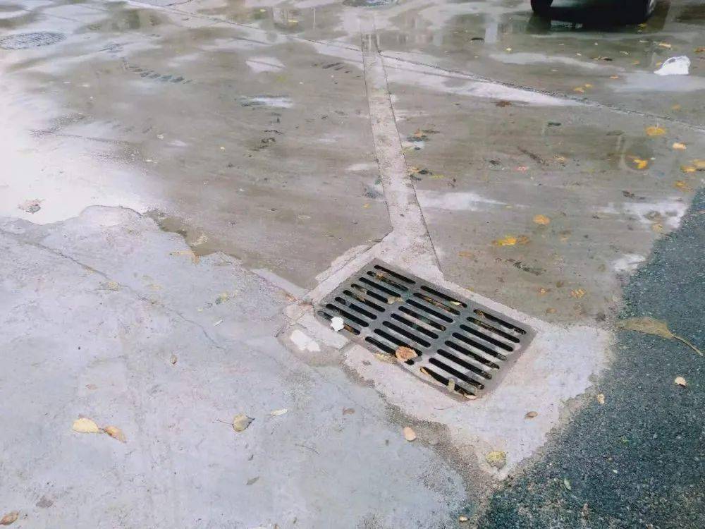 统一压实沥青路面1-铺设供暖管道实施过程中,先整体做完供暖循环改造