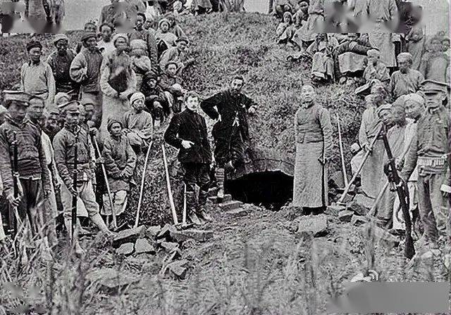 1911年,英国传教士陶然士将一方西王母画像的砖偷运