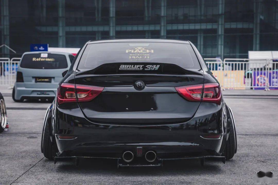 深度黑化的宽体别克英朗这是要做全国最大倾角的节奏