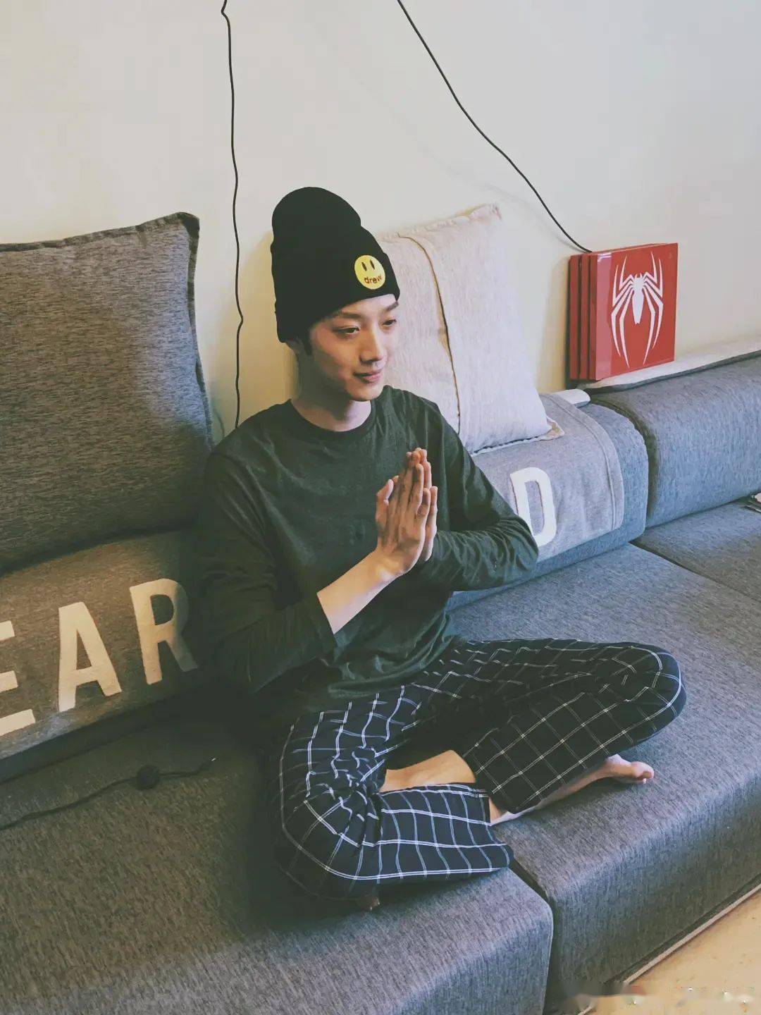 根据头像,网友认出绯闻女主角应该是张采采,上海戏剧学院毕业,目前