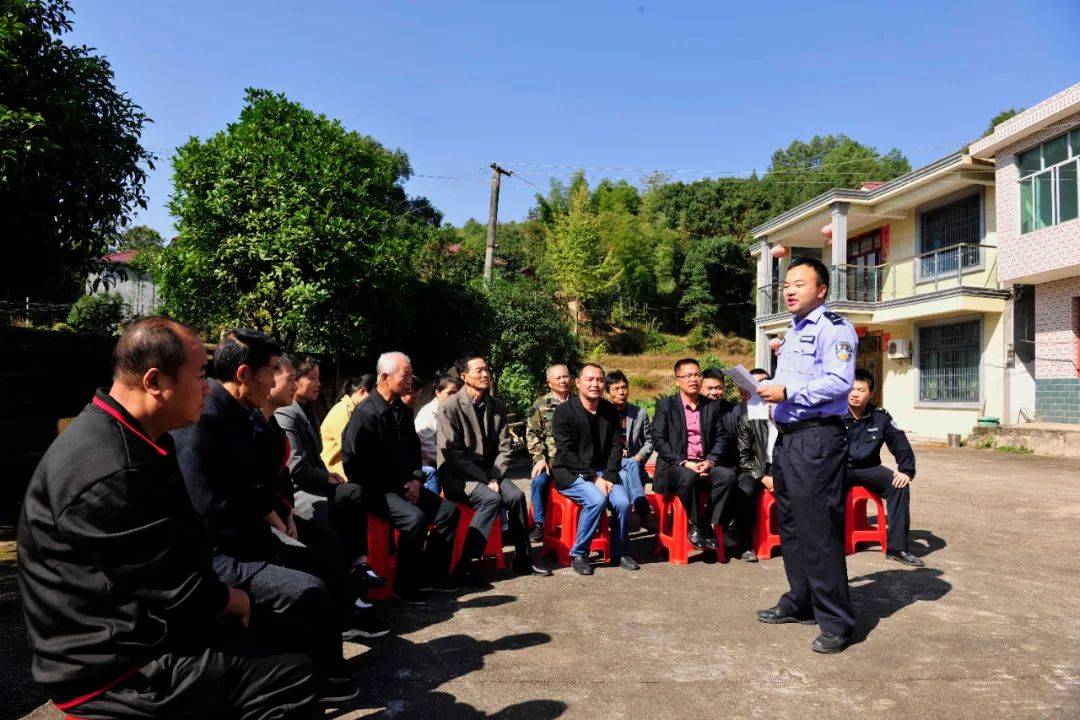 万载县黄茅镇和平村,公安派出所民警吴伽琦在给当地村民宣讲党的十九