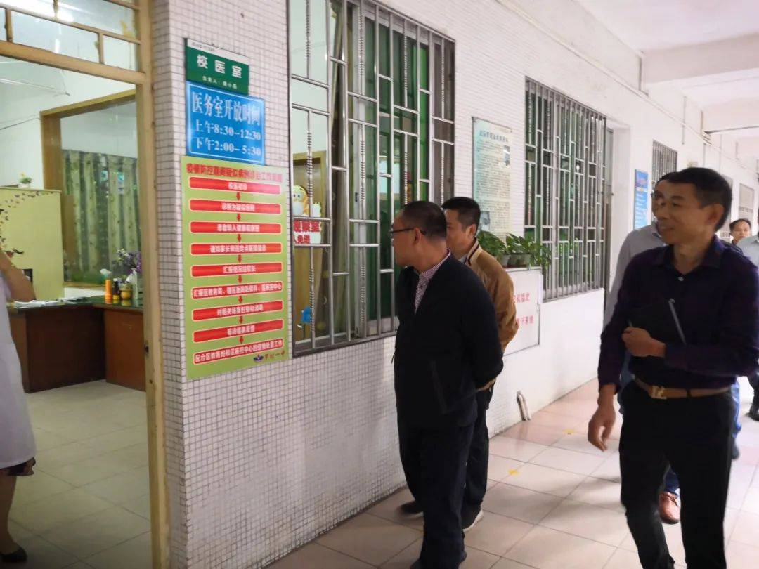 平安校园你我共建狮山镇领导亲临罗村一中检查工作