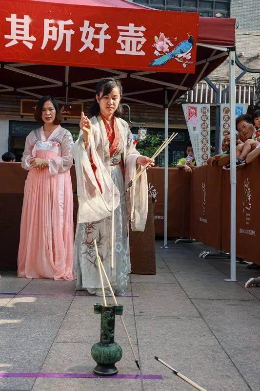 爱的抱抱热身活动,随后各自寻找小伙伴参与摊位游戏,分别有:投壶,朱葛