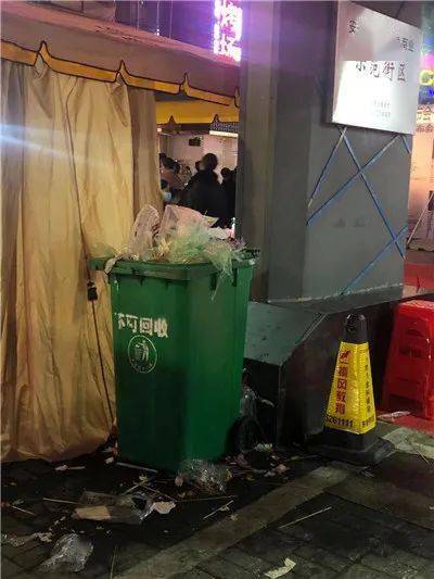 网友:疏而不失满天星  上传时间:11-16 ▲示范街区的垃圾桶外溢如此