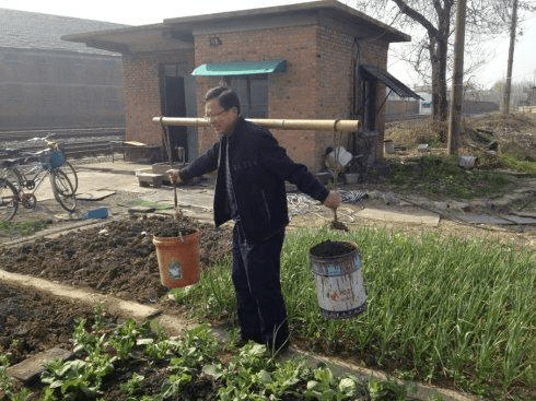 脏,臭一看到"尿桶"他们雨天有时用一块塑料布当作雨伞他们的衣服有的