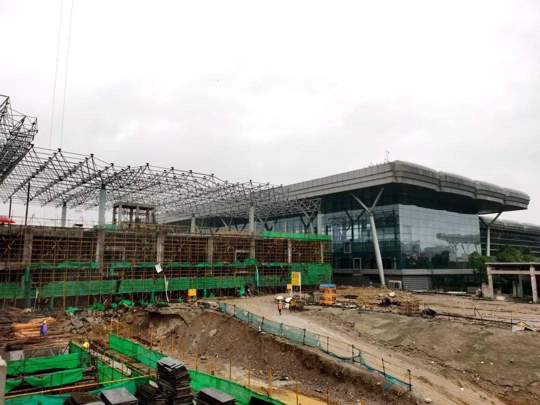 冲锋贵阳机场t3航站楼主体钢结构成功封顶