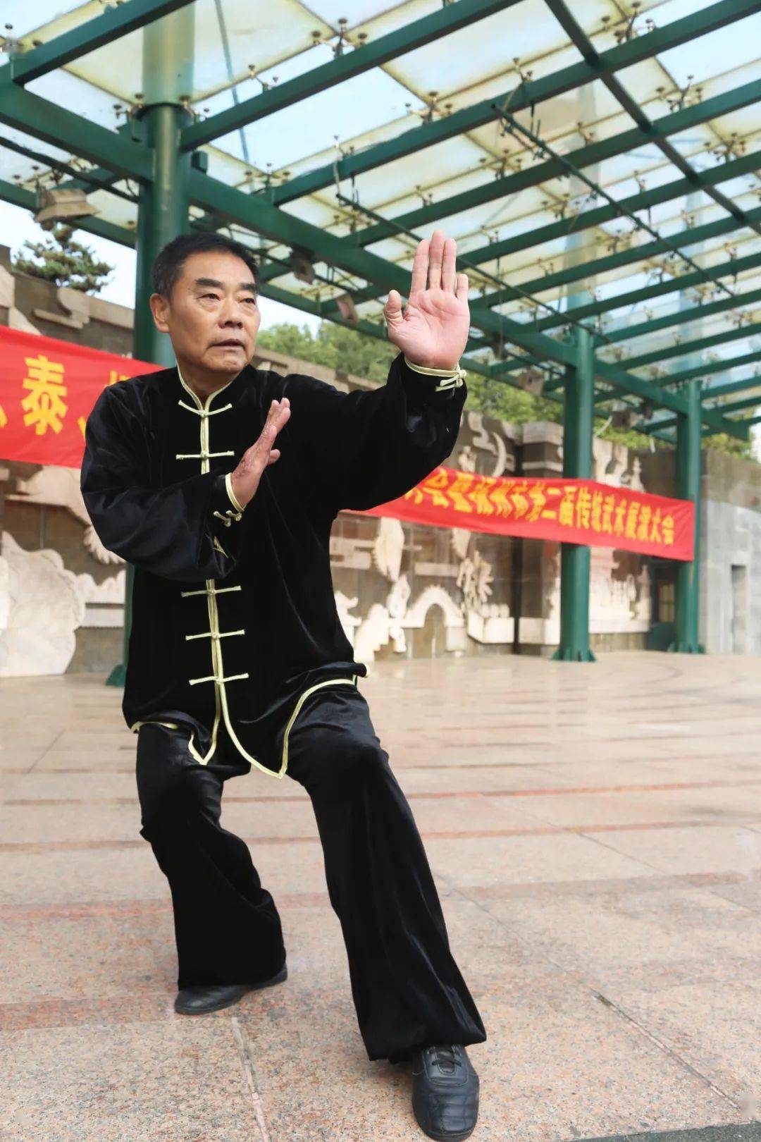 套路與傳統器械:鎮江的綿掌,查拳,八極拳,劈掛掌;泰州的四路查拳,形意