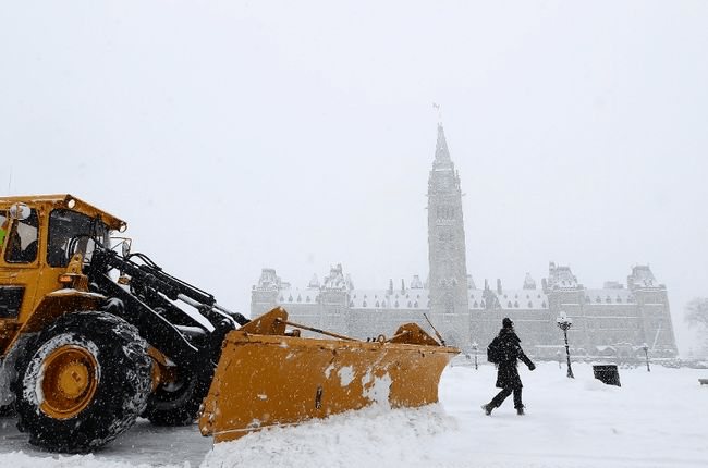 悲剧加拿大铲雪车撞上推婴儿车行人一死一伤