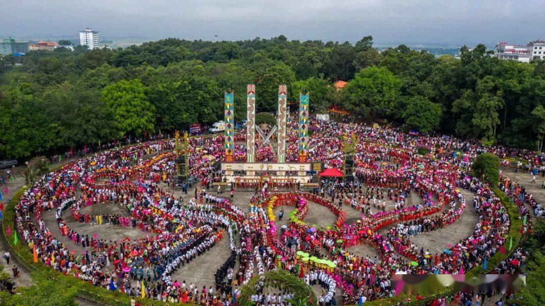陇川县居住着景颇族,傣族,阿昌族,傈僳族,德昂族等多种少数民族,少数