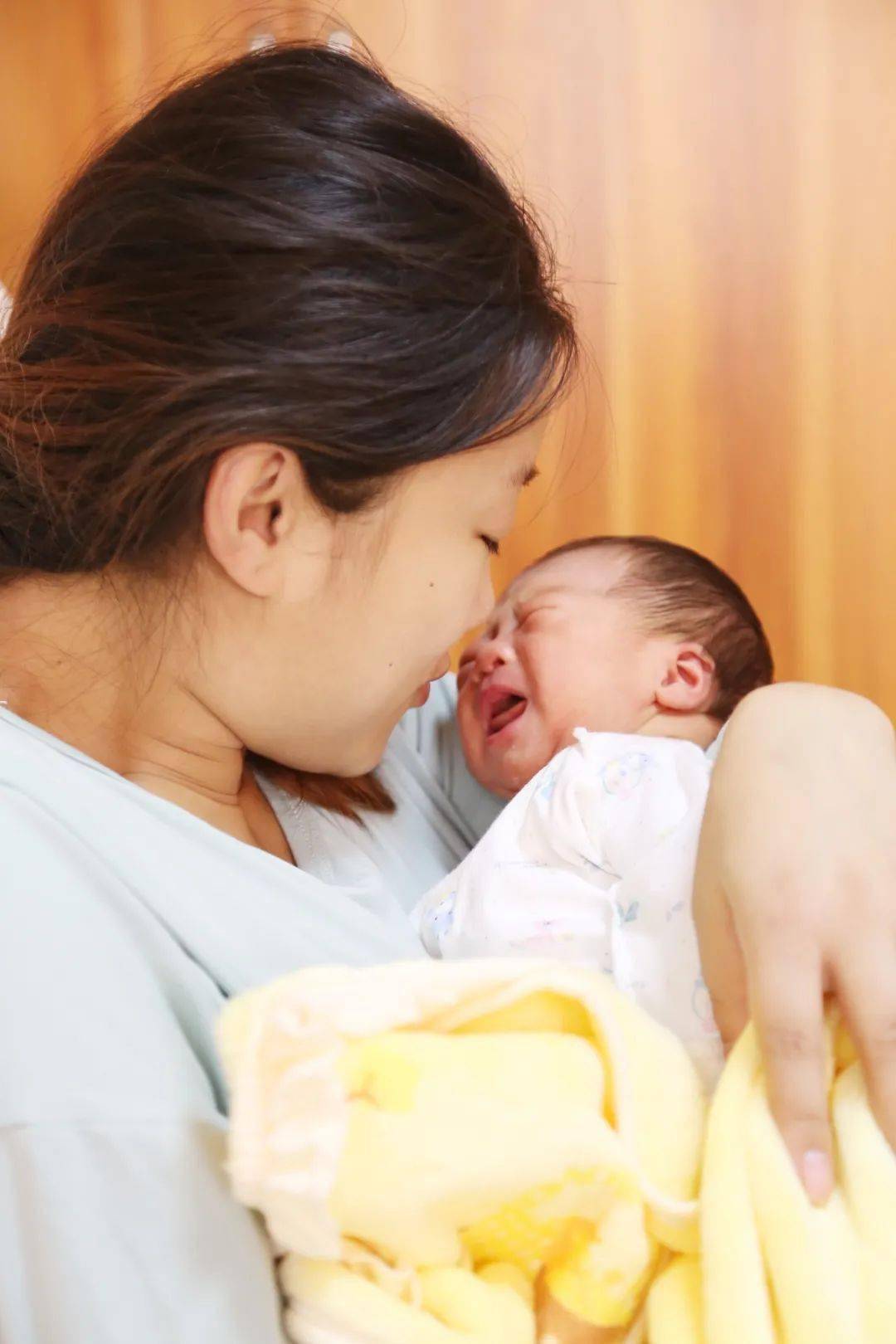 南阳一美女直播生孩子全过程!_ella