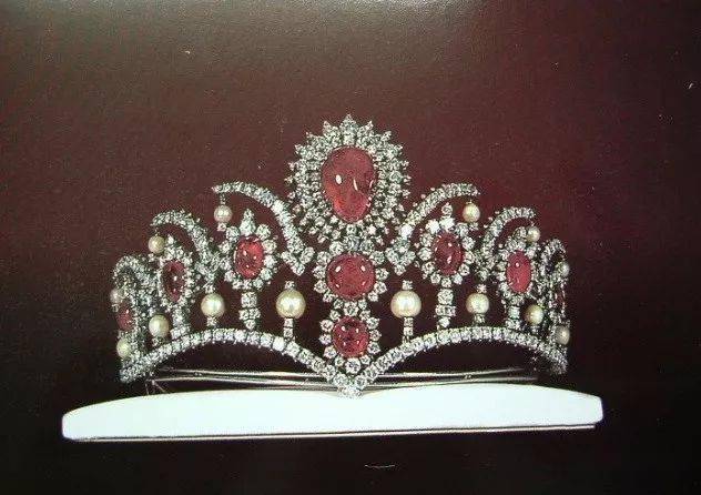 法国王室的红宝石王冠图片
