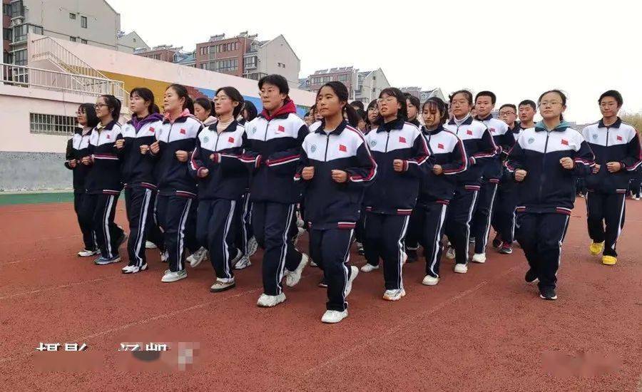 泗水一中的同学们真棒战严寒斗阴霾小步操跑出了大精彩