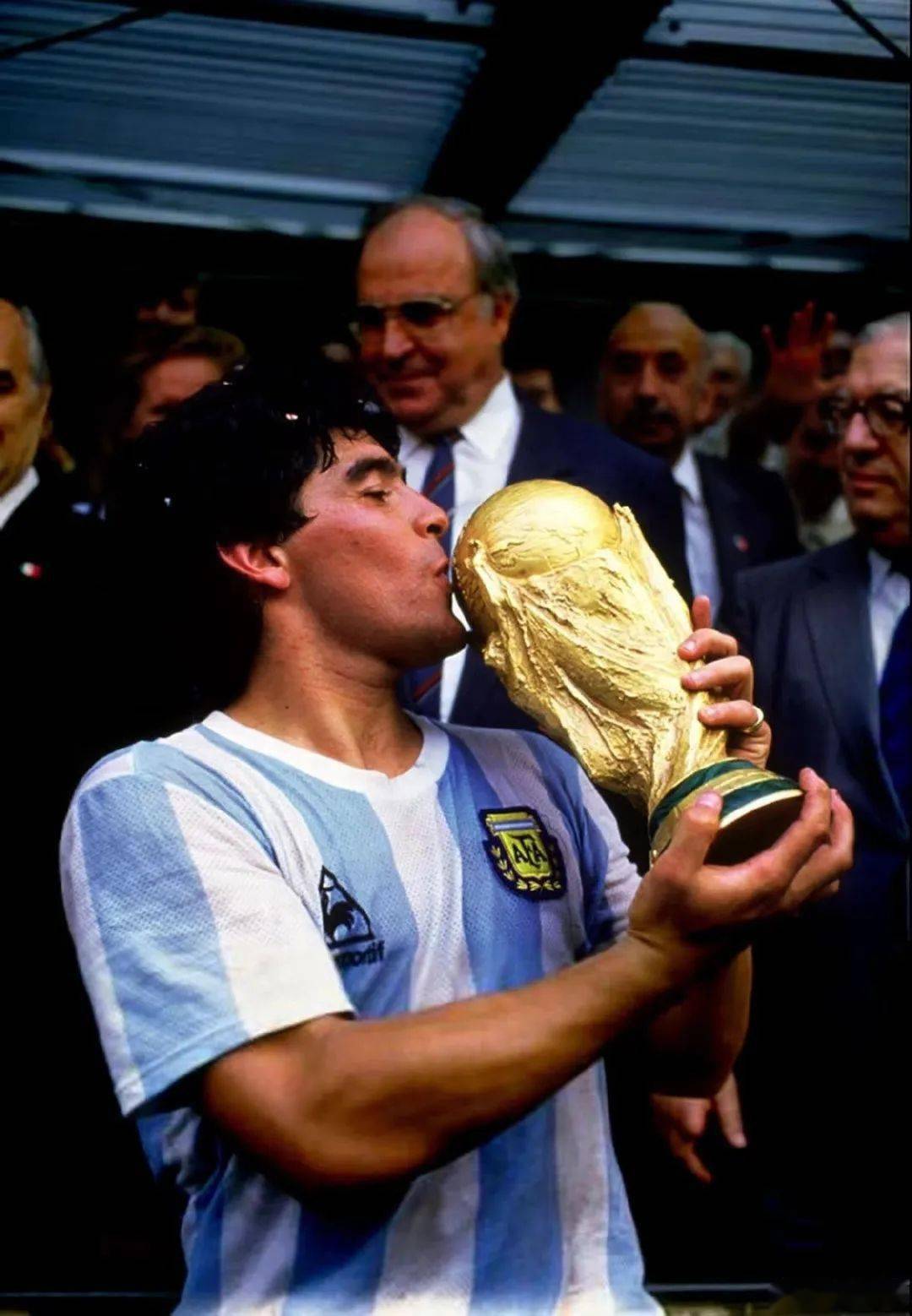 【一路飞扬】11月26日 球王再见了