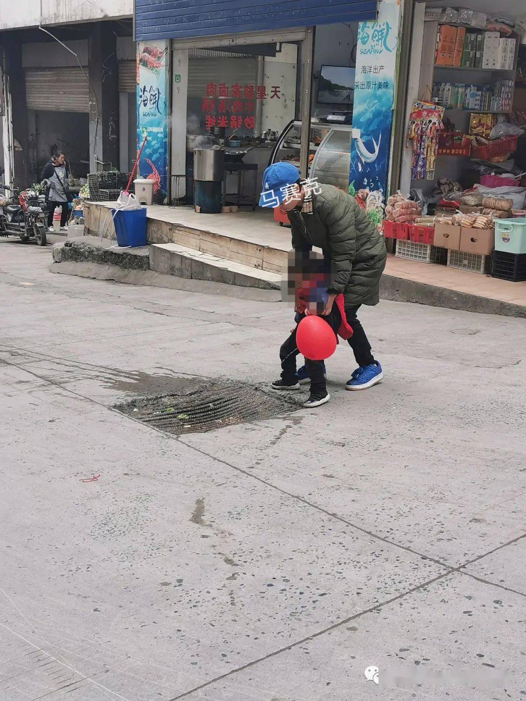 (派出所前垃圾乱倒)(法院一心堂处垃圾乱倒)(笔山小学门口垃圾桶溢出)