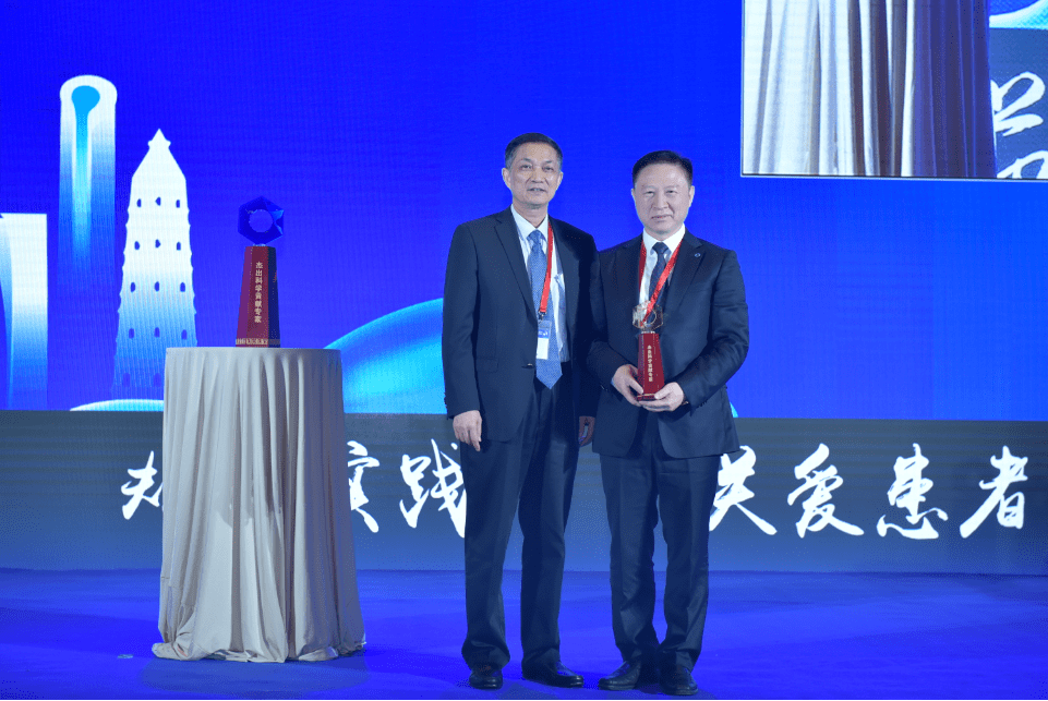 中华医学会糖尿病学分会主任委员朱大龙教授现场介绍李小英教授的主要