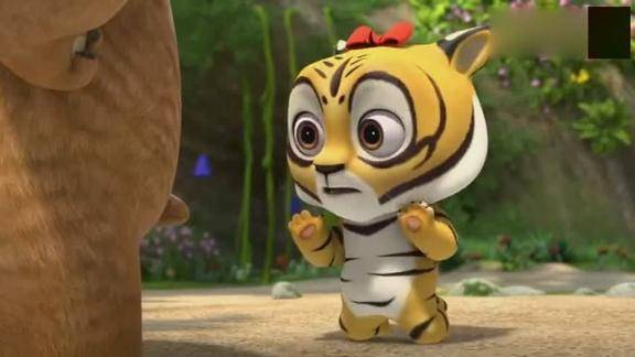 熊熊乐园小虎妞真是调皮趁小熊二睡觉吓唬它