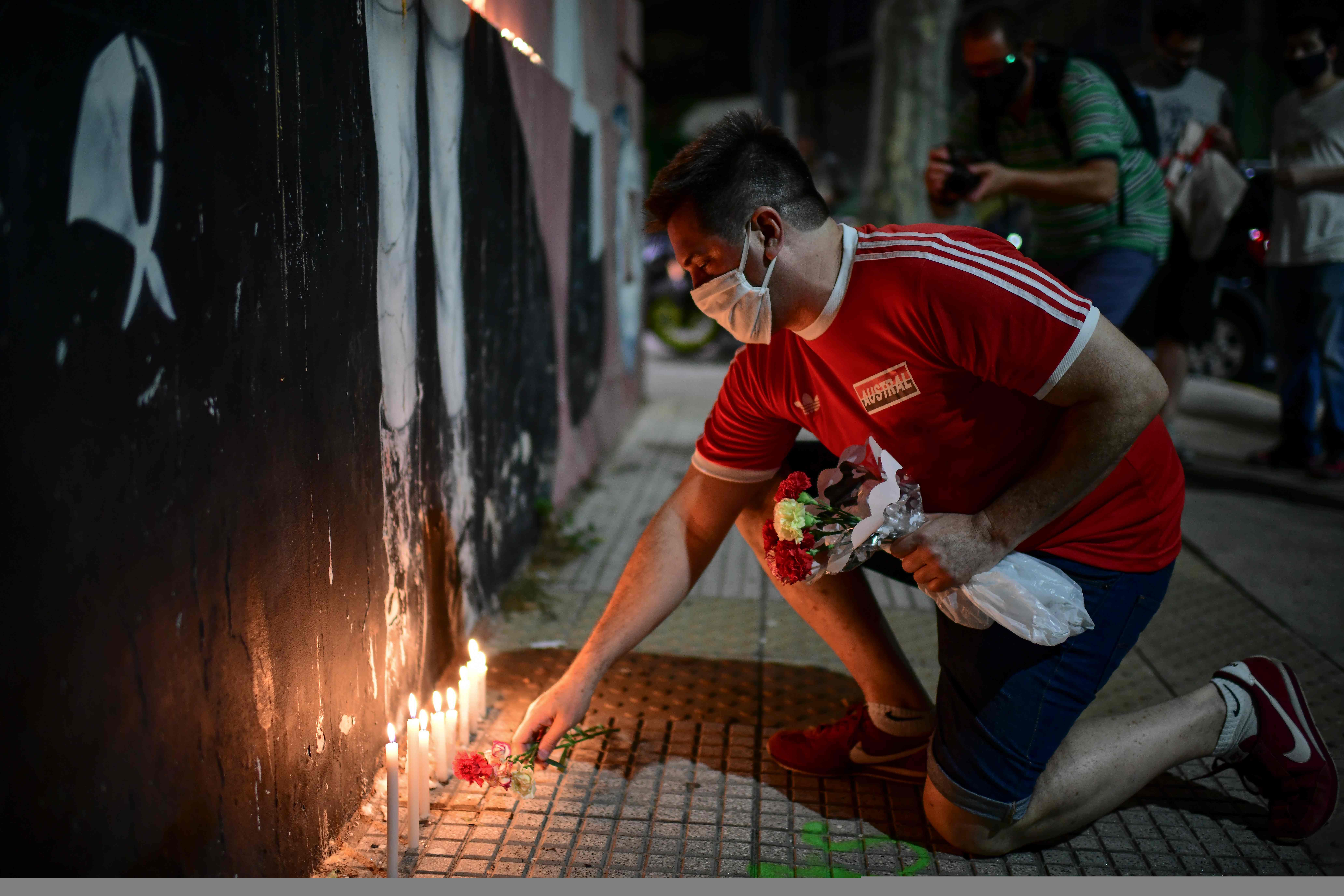 足球——球迷哀悼马拉多纳