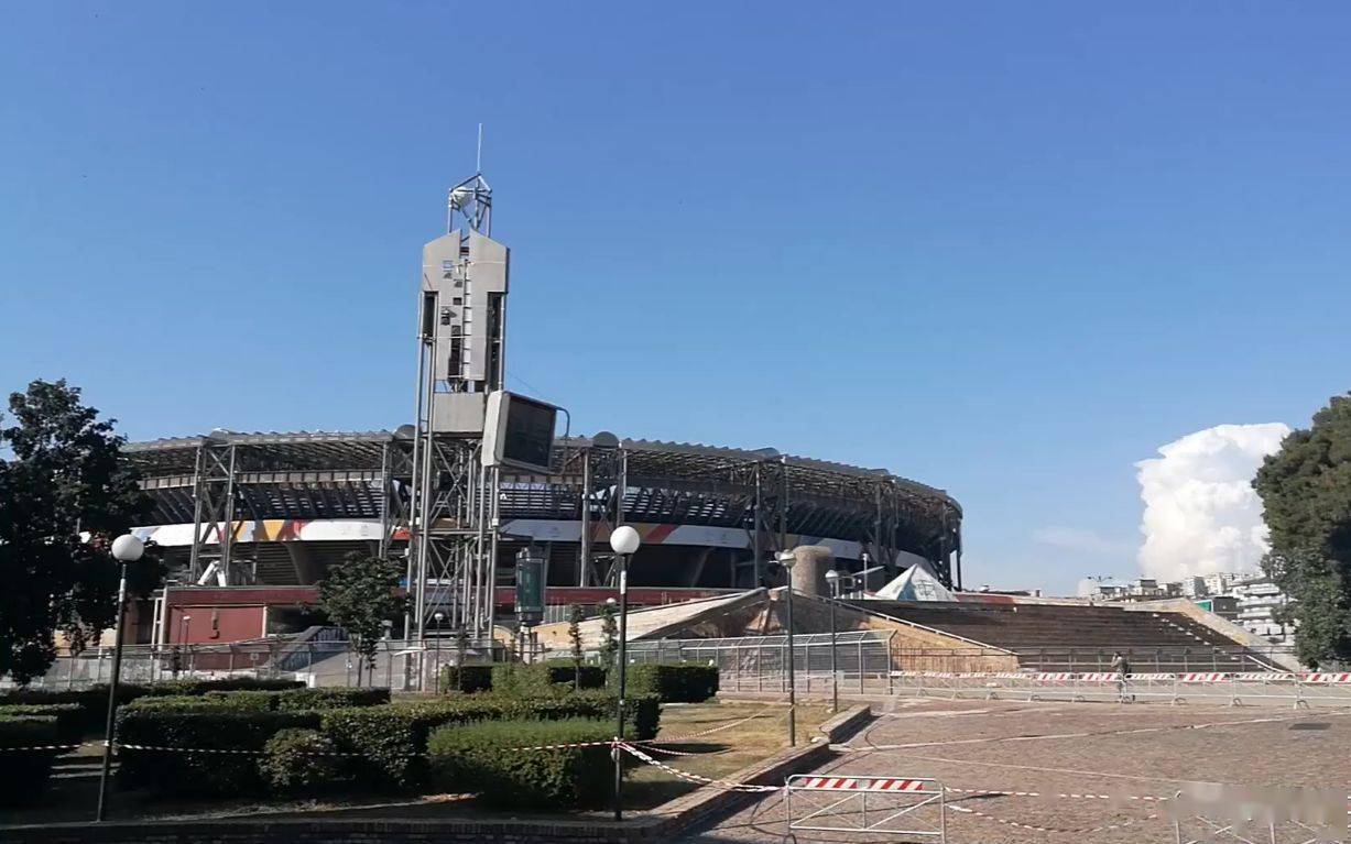 那不勒斯全市哀悼圣保罗球场为马拉多纳更名