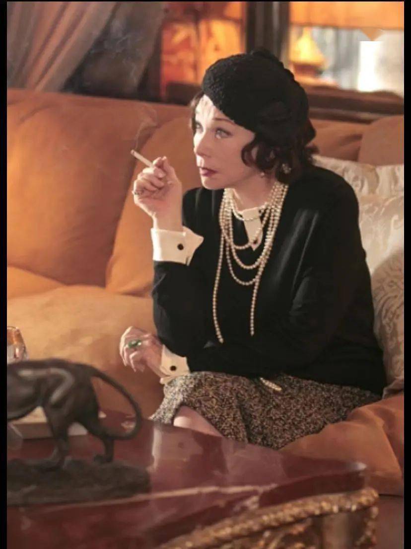 讲述了霍金和他的第一任妻子简·王尔德始于剑桥大学的爱情故事及