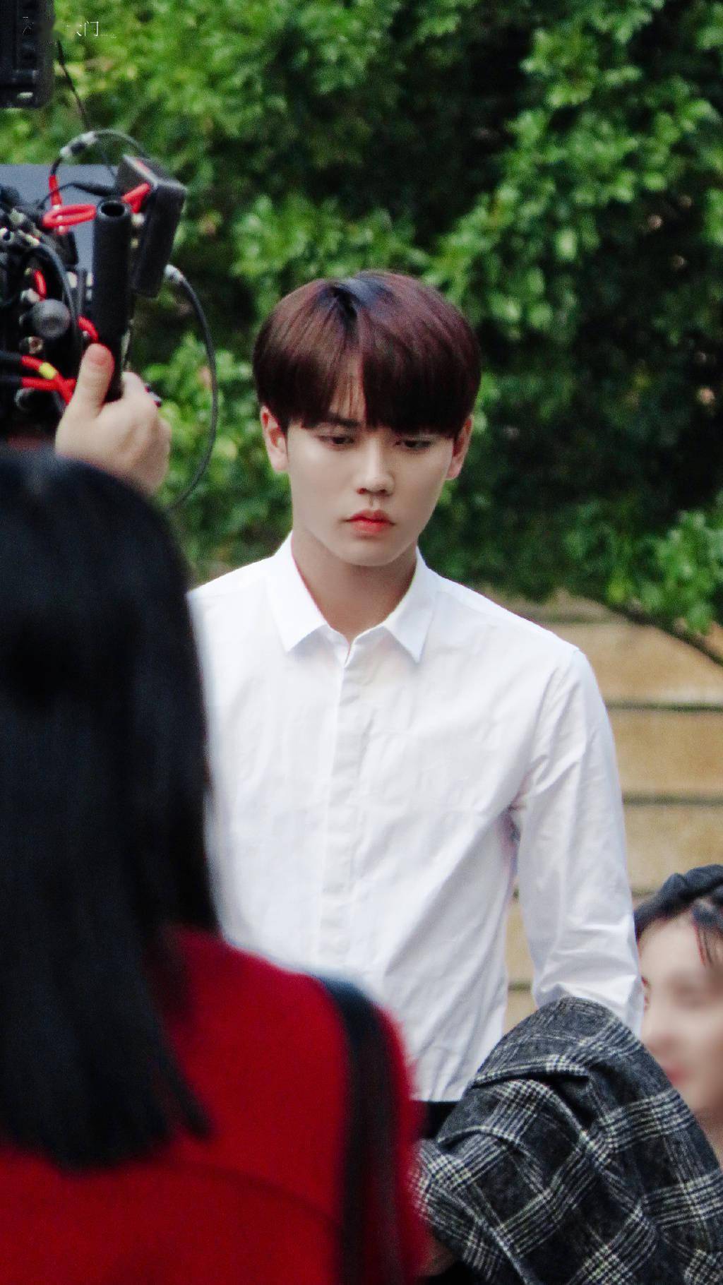 少女心收割机林彦俊白衬衫路透曝光对着大长腿流下口水