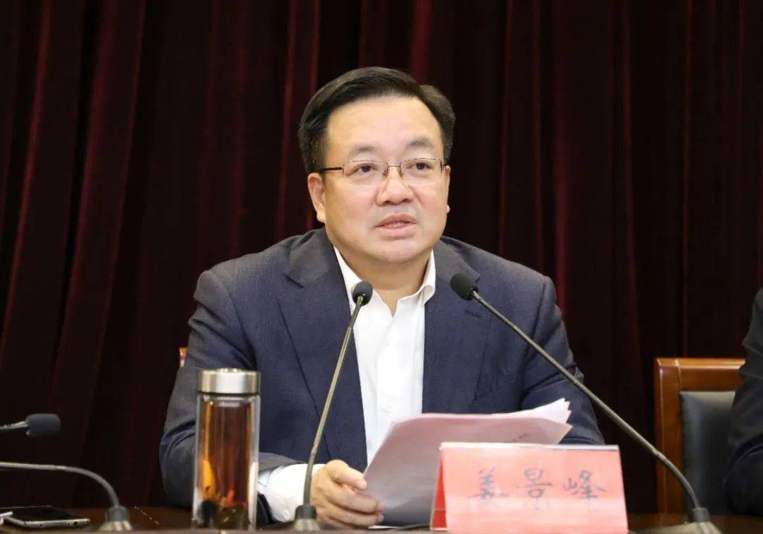 区委副书记,区长白洪楞主持会议,区领导王易进,徐强,张伟参加会议