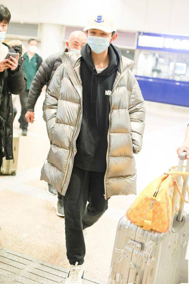 荣梓杉穿黑色连帽卫衣搭配银色羽绒服现身小小帅哥一枚