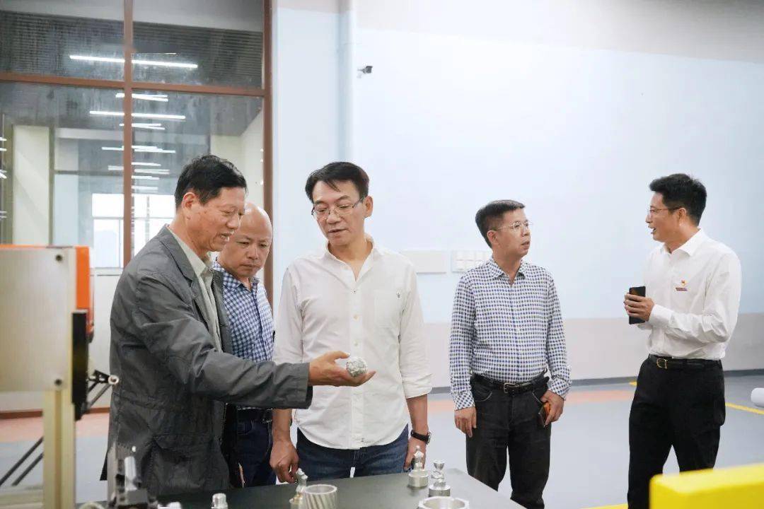 校领导郭小平,刘地松,林东,许旭明等向记者们介绍学校发展情况