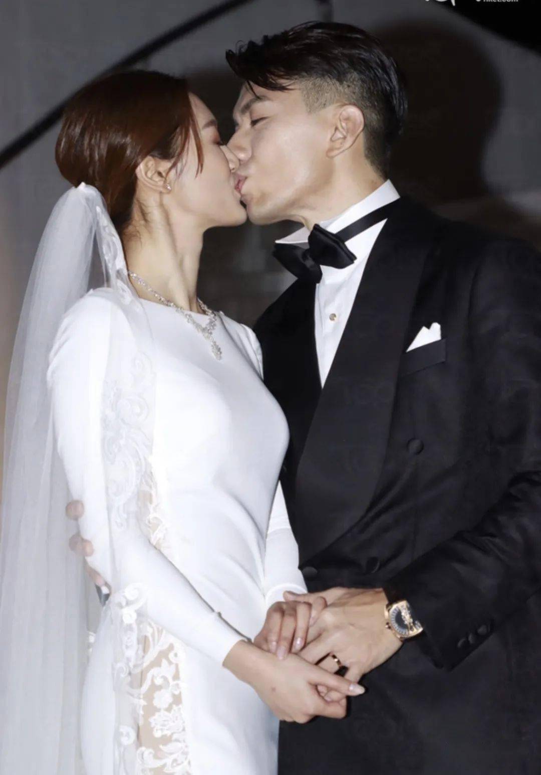 恭喜晒张宝儿戴7对巨型龙凤鈪出嫁袁伟豪跟足传统穿中式礼服签字